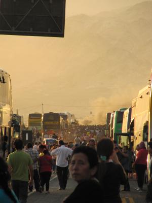 Eine leicht bedrohliche Szenerie, als die Mineros die Busreihen st&uuml;rmten und aufforderten, mit zu demonstrieren. Die vorderen Busse hatten bereits eingeschlagene Fenster und eine verbeulte Karosserie, das blieb uns zum Gl&uuml;ck erspart. Dennoch waren wir leicht ver&auml;ngstigt. Wir konnten ja sonst nirgends hin, au&szlig;er in unseren Bus uns in Sicherheit bringen.